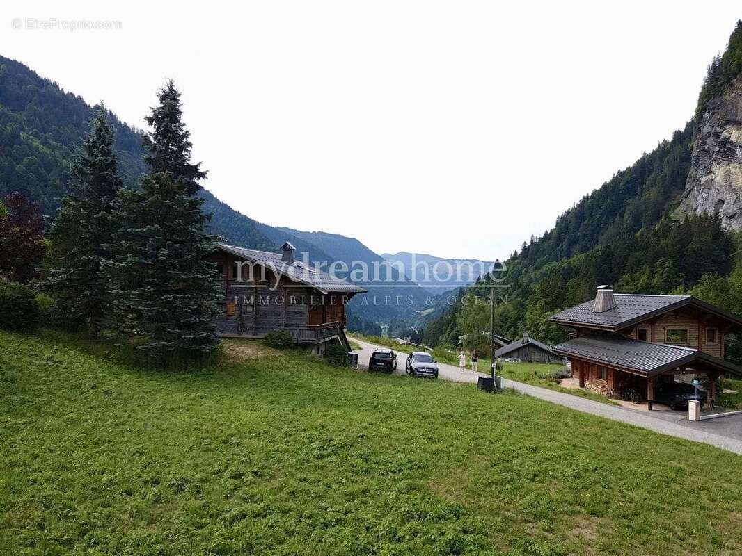 Terrain constructible de 1 221 m² avec vue panoramique sur les Aravis - La Giettaz (73590) - photo 3