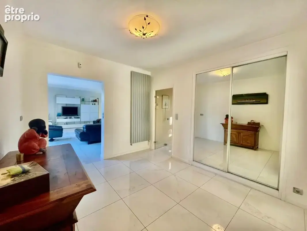 Villa d'architecte F7 360m² utiles sur une parcelle de 4306m². - photo 9