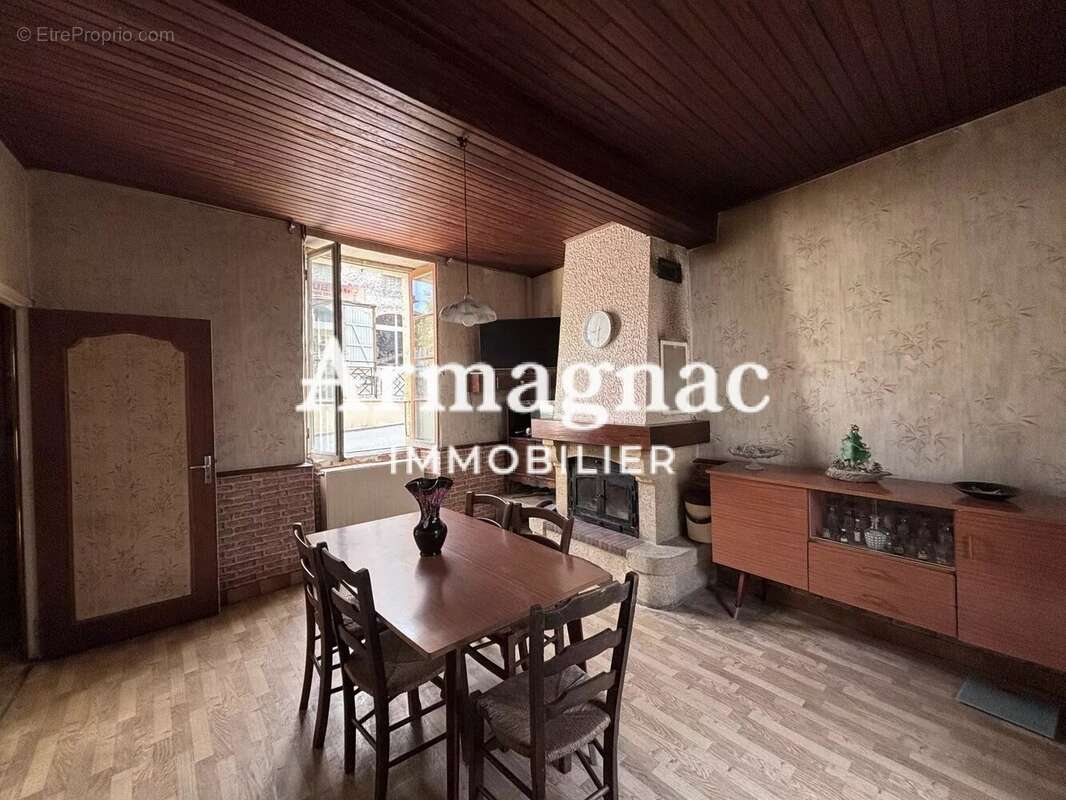 Maison à VIC-FEZENSAC