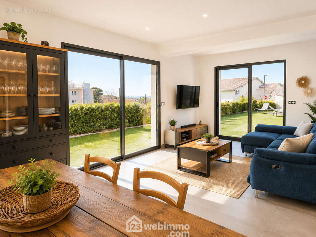 Vue du séjour depuis la cuisine - Maison à SETE
