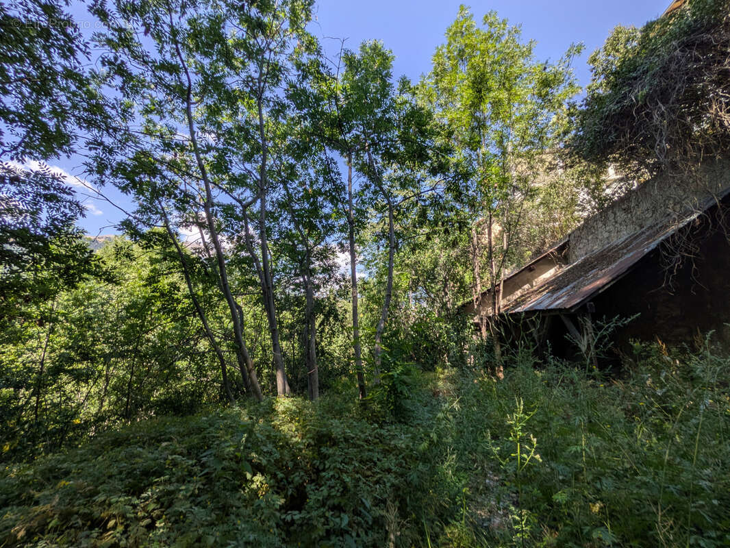 Cabane atypique à rénover entièrement sur un terrain de 681m2 à Briançon - photo 2