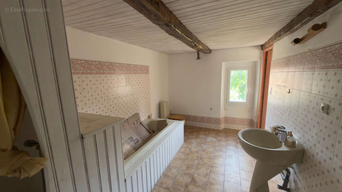172 m2 - Grand potentiel - Toiture neuve - 10 couchages - Jardinet - photo 8