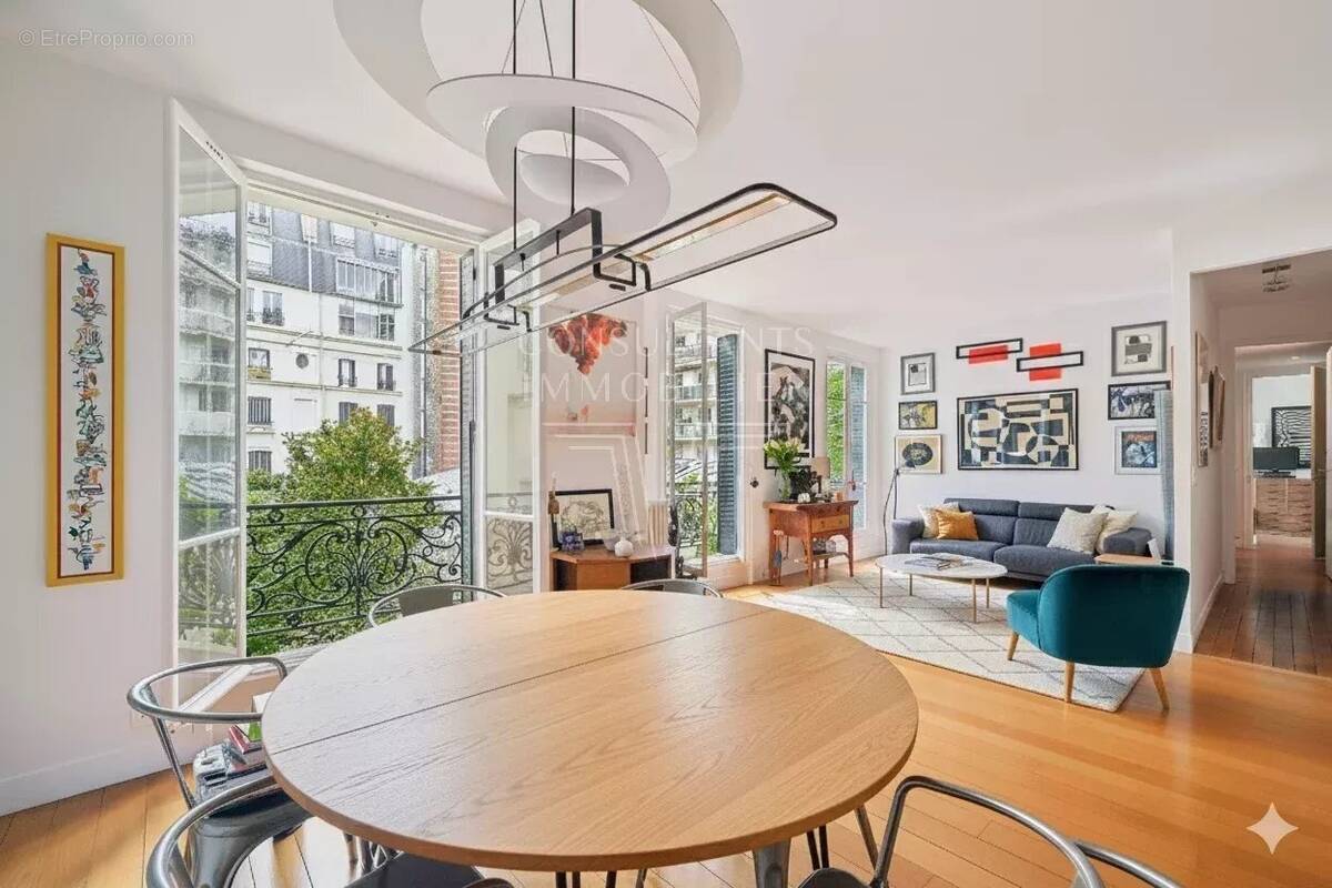 Appartement à PARIS-16E