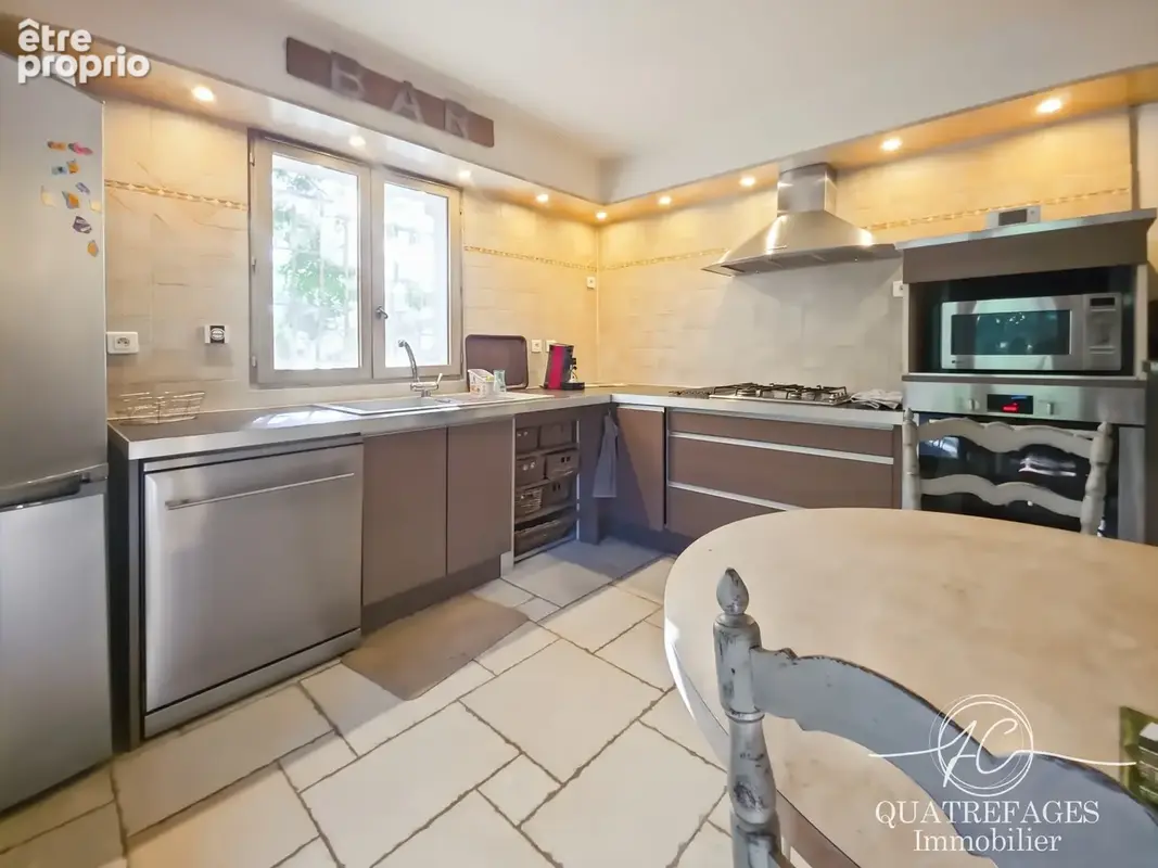 Villa dans un parc arboré exceptionnel avec piscine couverte. - photo 8