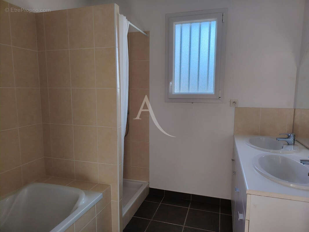 Maison à SAINT-CLEMENT-DE-LA-PLACE