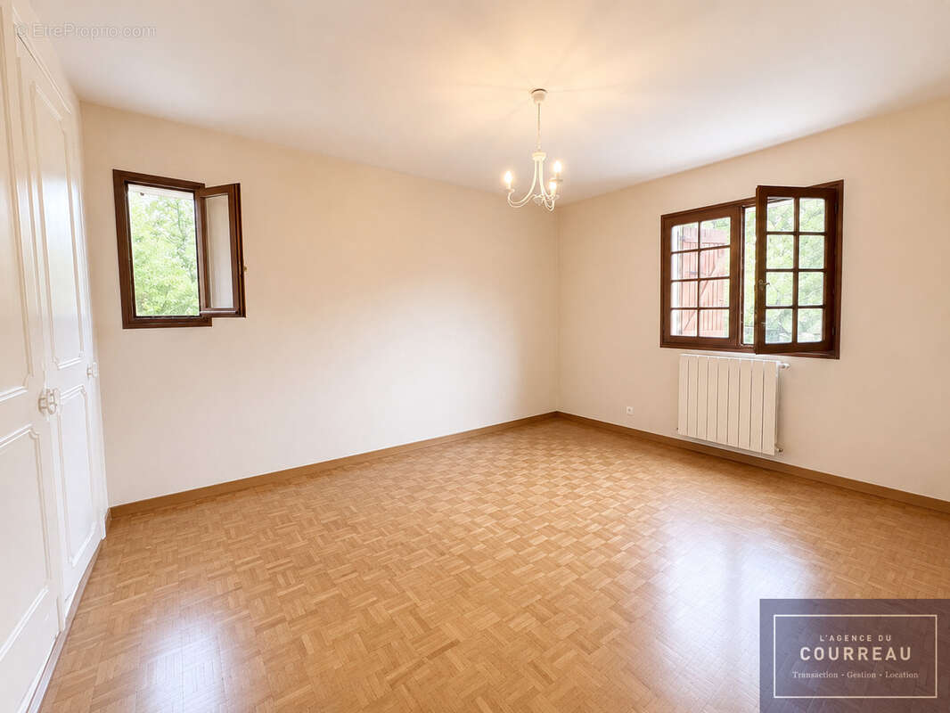 Villa de caractère de 281 m2 sur parcelle arborée de 2 000 m2 - photo 18