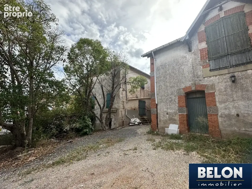 Maison bourgeoise à rénover avec annexes et terrain - photo 12