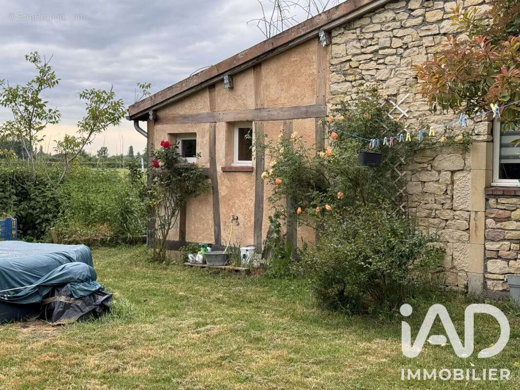 Maison 96 m² à Blet  - photo 2