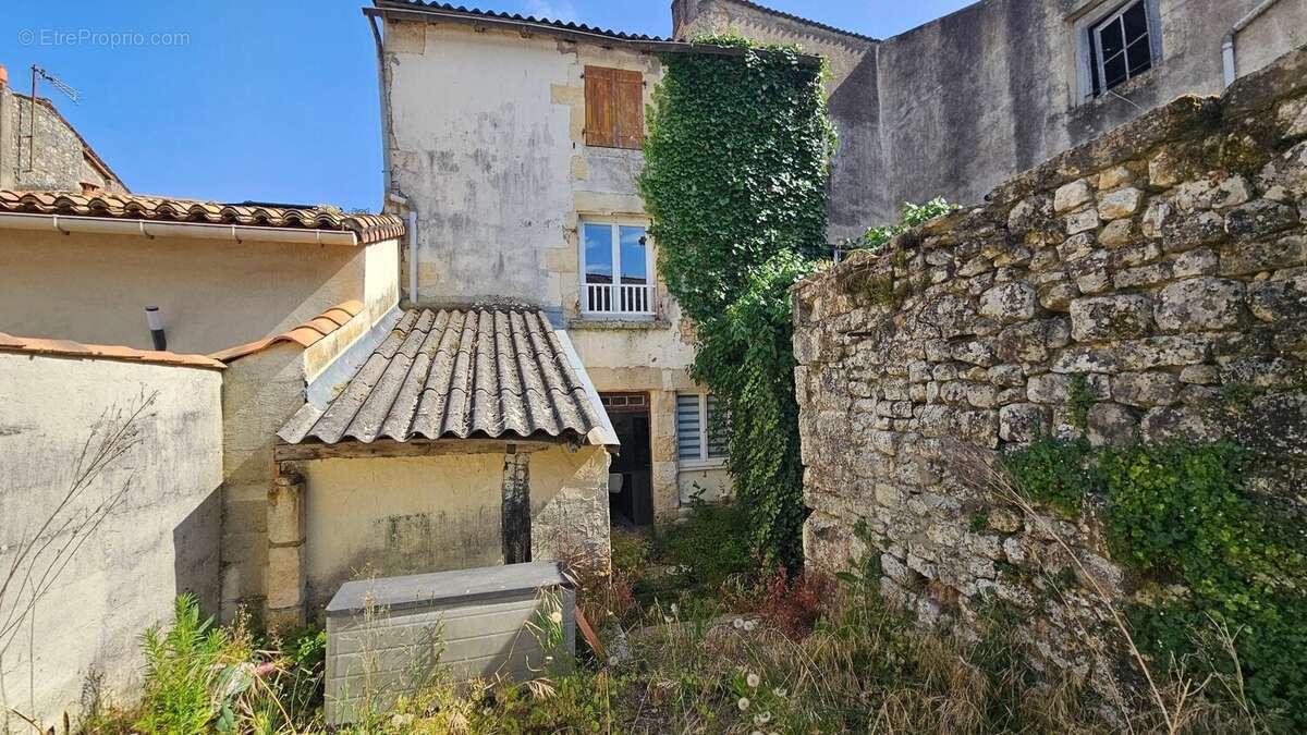 Maison mitoyenne au cur de St Maixent l'Ecole - photo 12