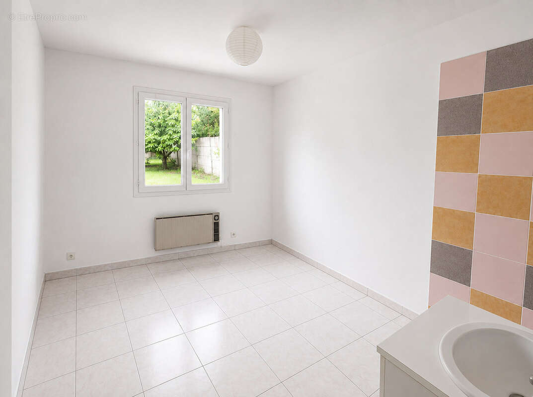 Maison familiale avec jardin - 106 m2 - Terrain 400 m2 - Garage 3 voitures - Livry-Gargan - photo 8