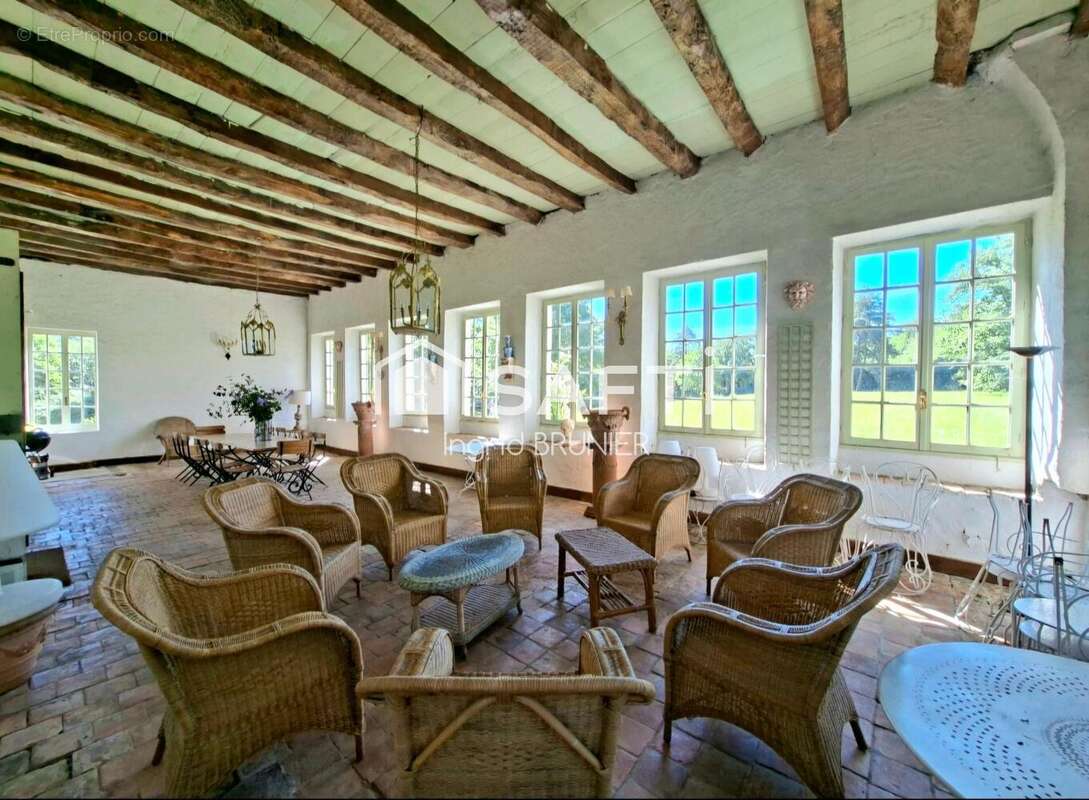 Maison 585 m² à Chazey-Bons  - photo 4