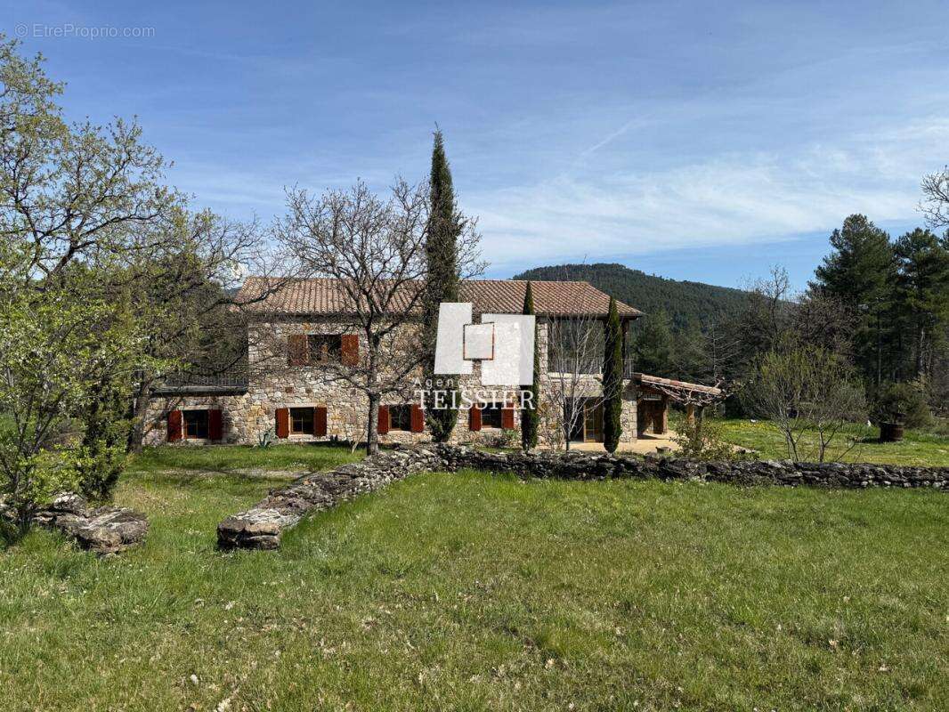 Maison à SAINT-PIERRE-SAINT-JEAN