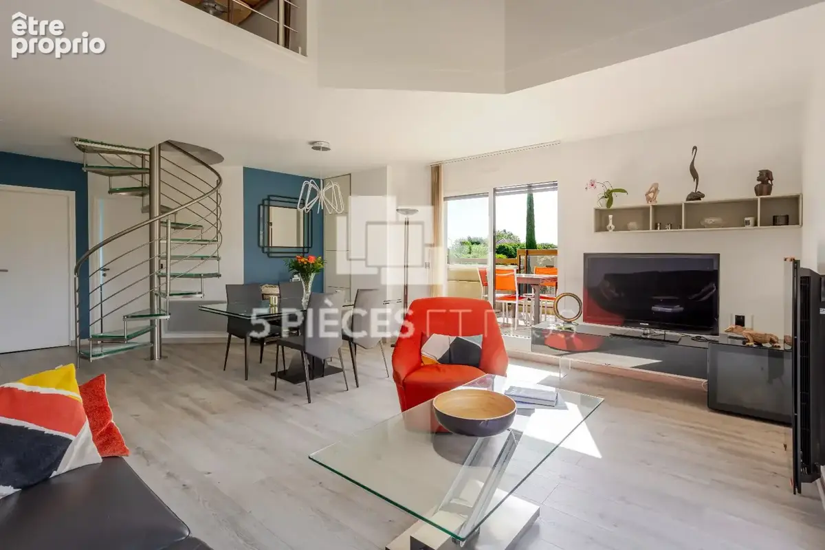 RARE - DERNIER ETAGE avec ascenseur - Superbe appartement avec terrasse, cave et double stationnement - photo 4