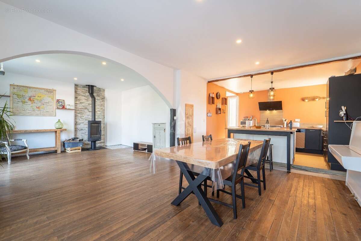 Maison de village rénovée avec garage et jardin - photo 3