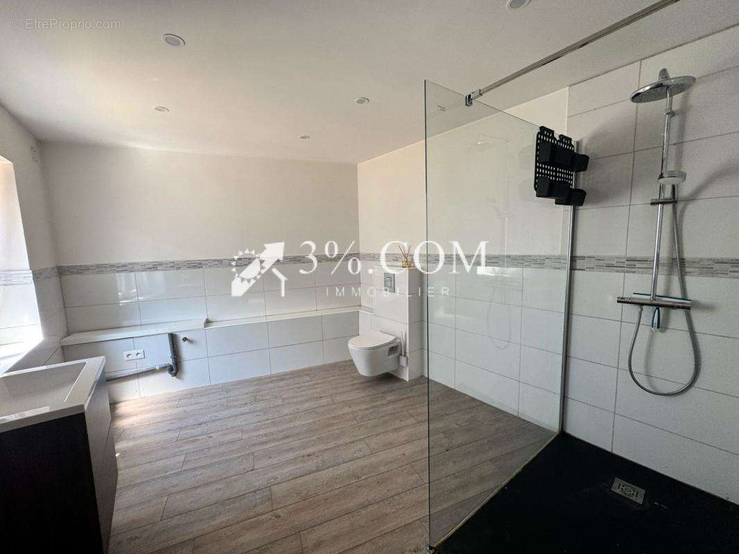 3%COM Propriété composée de 2 Maisons - piscine et jardin - photo 17