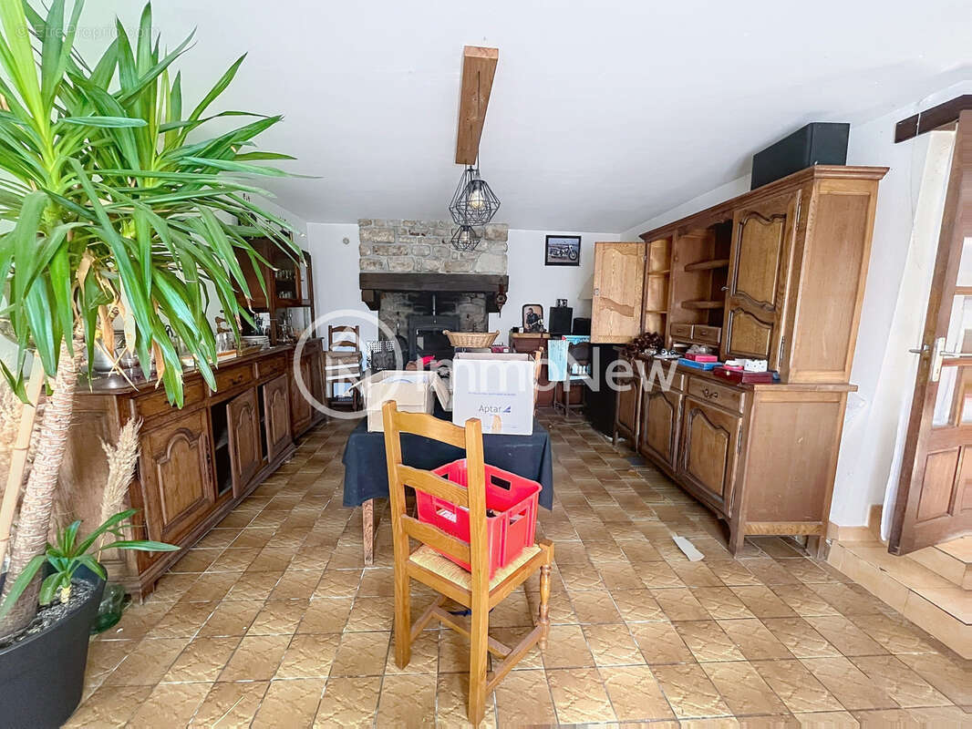 Maison en pierre 110 m2   Terrain 1 025 m2   SAINT-MICHEL-DES-LOUPS (50610) - photo 4