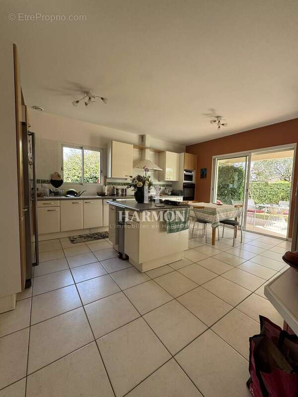 Harmon à vendre :  Élégante maison de plain-pied avec piscine à Pau - photo 7
