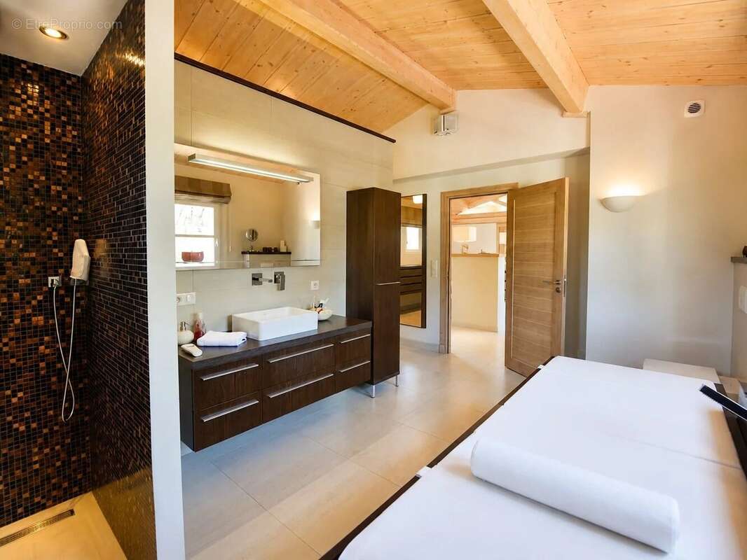 Domaine de terre blanche tourrettes - belle villa de 259 m² terrain 2756 m² - photo 13