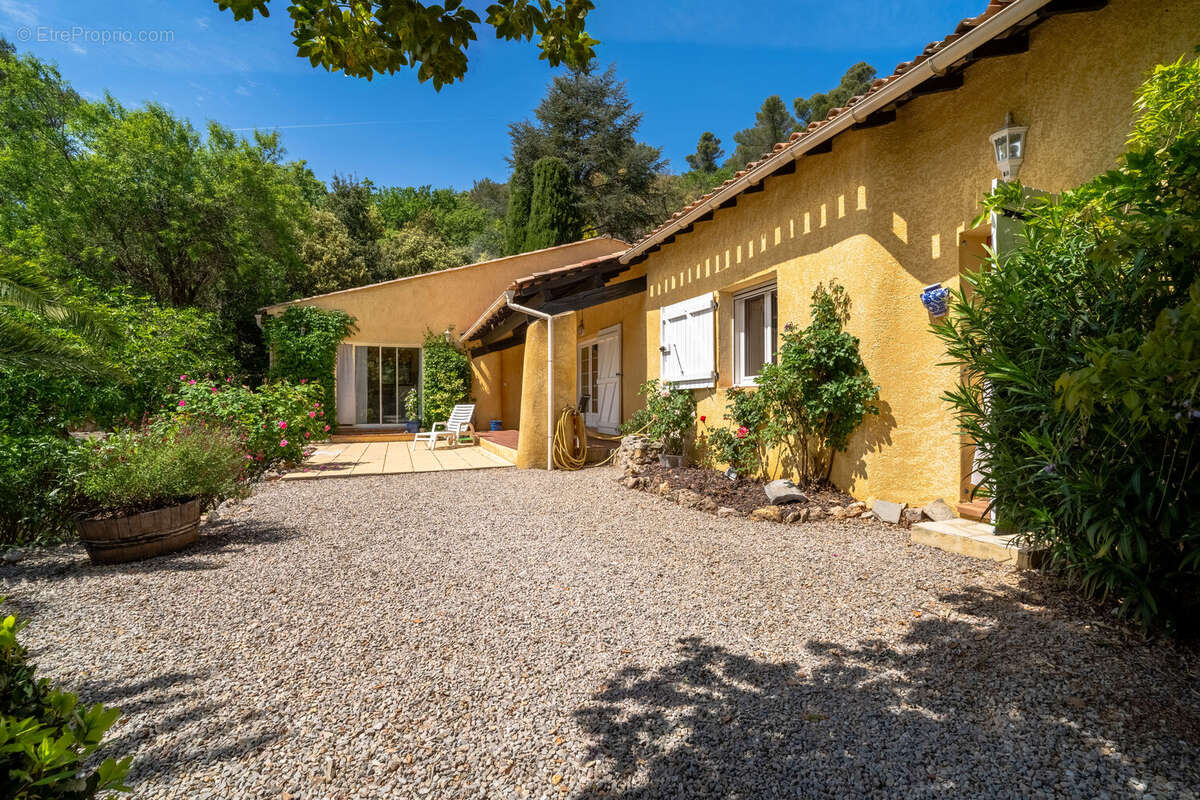 Maison 160 m² à Meounes-Les-Montrieux  - photo 12