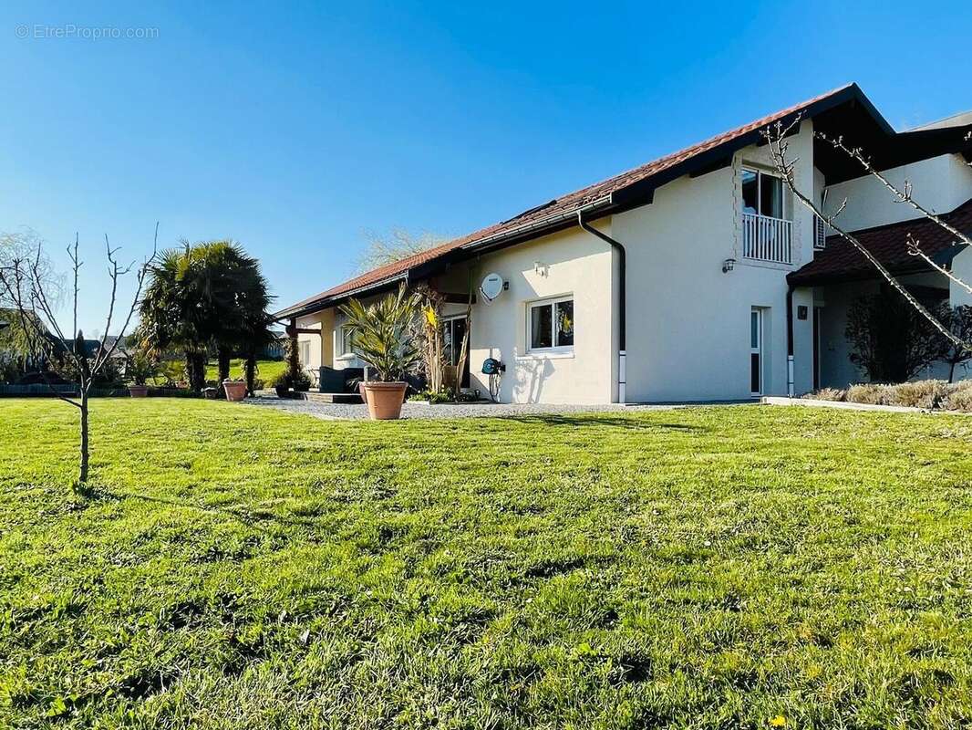 Maison à CONTAMINE-SARZIN