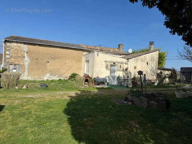 Maison à SAINT-THOMAS-DE-CONAC