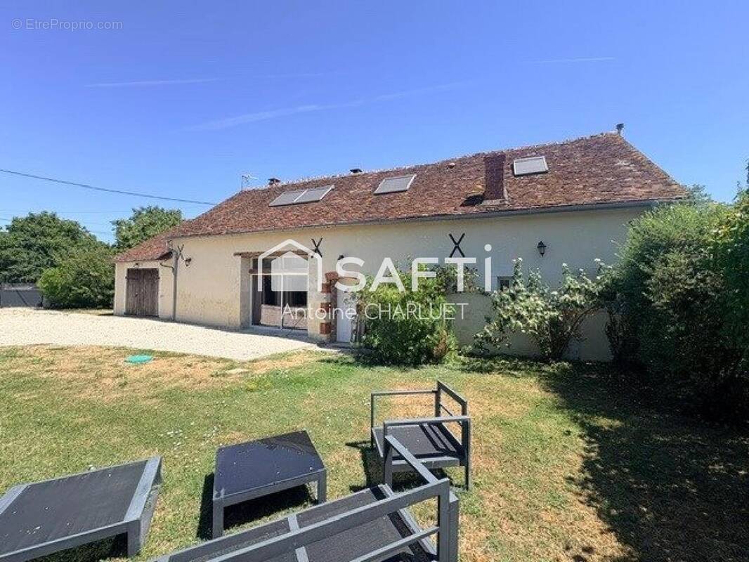 Photo 1 - Maison à SAINT-GENOU
