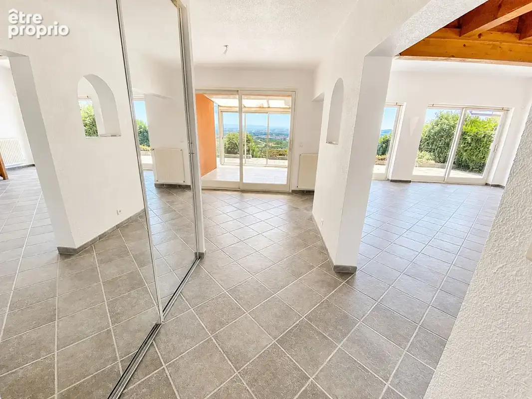 Villa de PLAIN PIED avec une VUE INCROYABLE et CAVE surprenante ! - photo 7