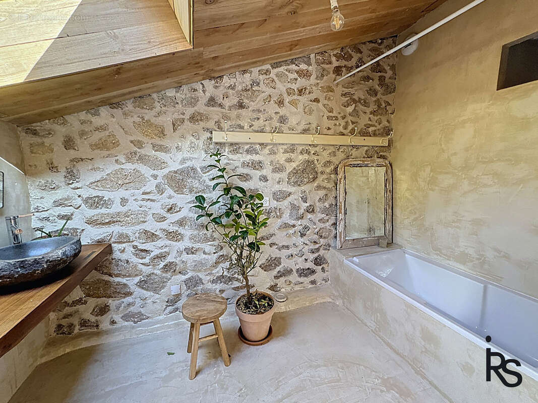 une maison ardéchoise rénovée de 261 m2 habitables, avec 4600 m2 de jardin en terrasses. - photo 11