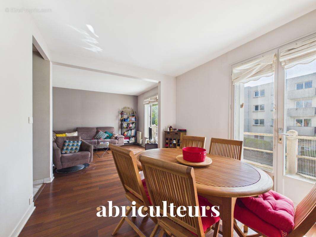 Clamart : Maison familiale lumineuse, 4 chambres, jardin, dépendance et fort potentiel - photo 5