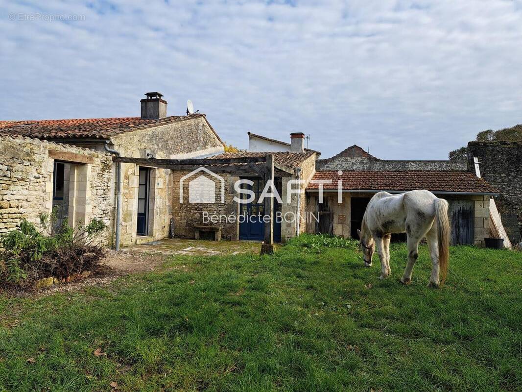 Photo 1 - Maison à CHAILLEVETTE