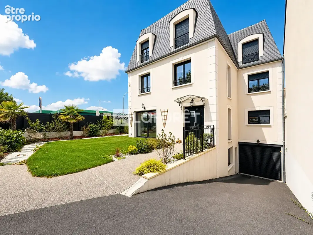 Superbe maison contemporaine de 250 m² située à Montesson, à seulement 15 minutes du RER de Sartrouville. - photo 1