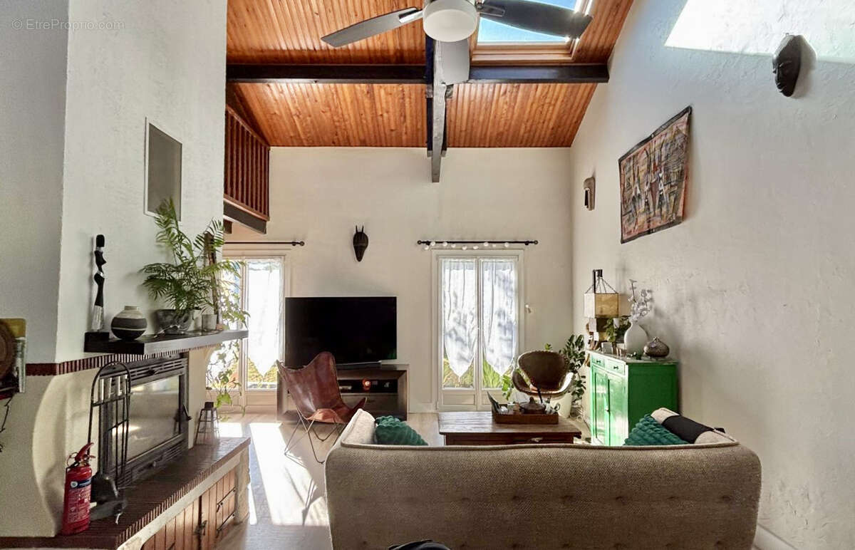 St JEAN D'ILLAC - Maison de charme 124m2 avec grand jardin arboré, piscine et garage - photo 4