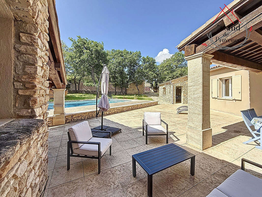 Maison à LA ROQUE-SUR-PERNES