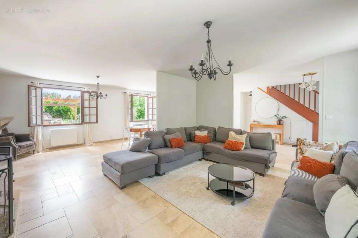 Maison à LE MESNIL-SAINT-DENIS
