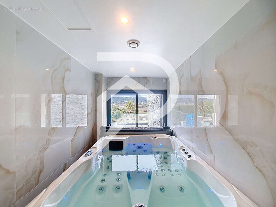 Maison à MONTELIMAR