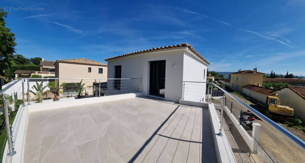 Maison à ROQUEBRUNE-SUR-ARGENS