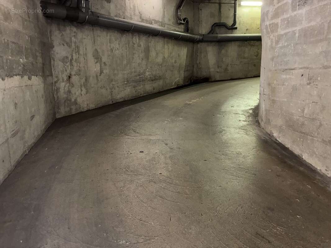 Parking à PARIS-11E