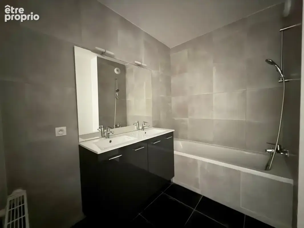 LE BOUSCAT HYPER-CENTRE - Appartement T3 avec terrasse de 14m2, parking et cellier - photo 7