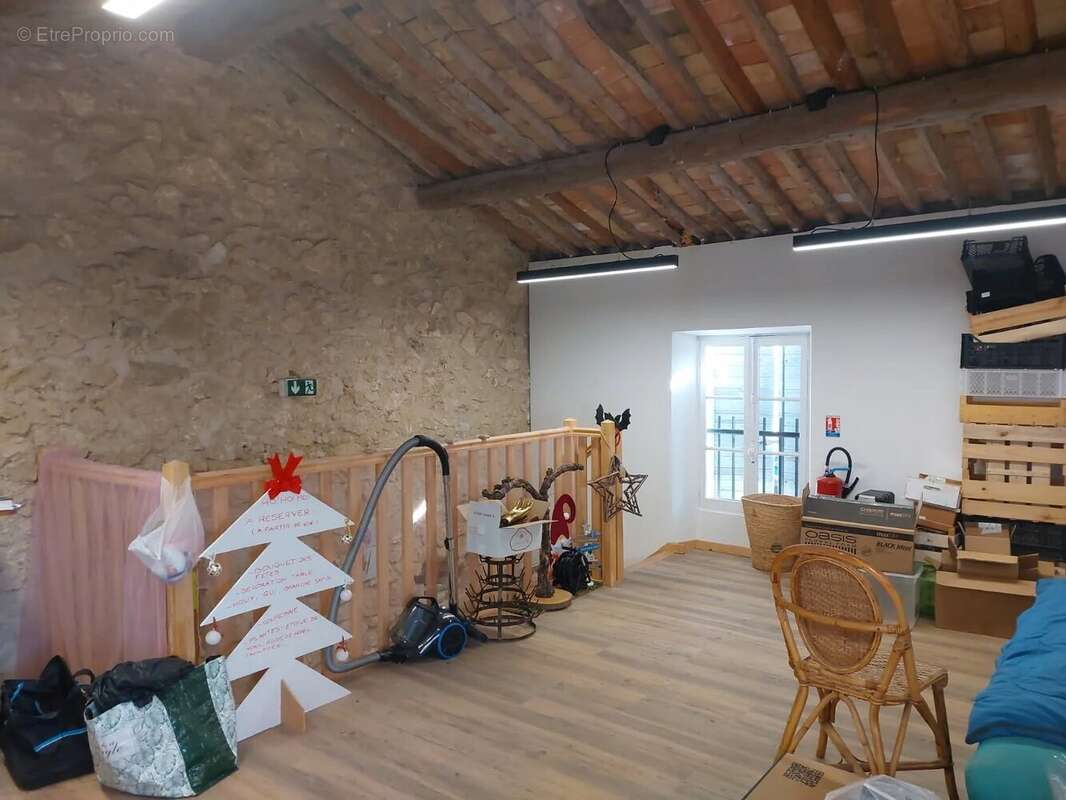 Commerce à LA ROQUE-D'ANTHERON