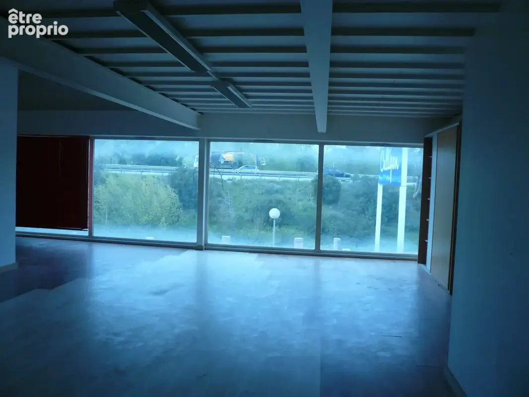 Roquebrune sur Argens En zone artisanale et commerciale, avec double visibilié, 1424 m2 sur deux niveaux : - photo 16