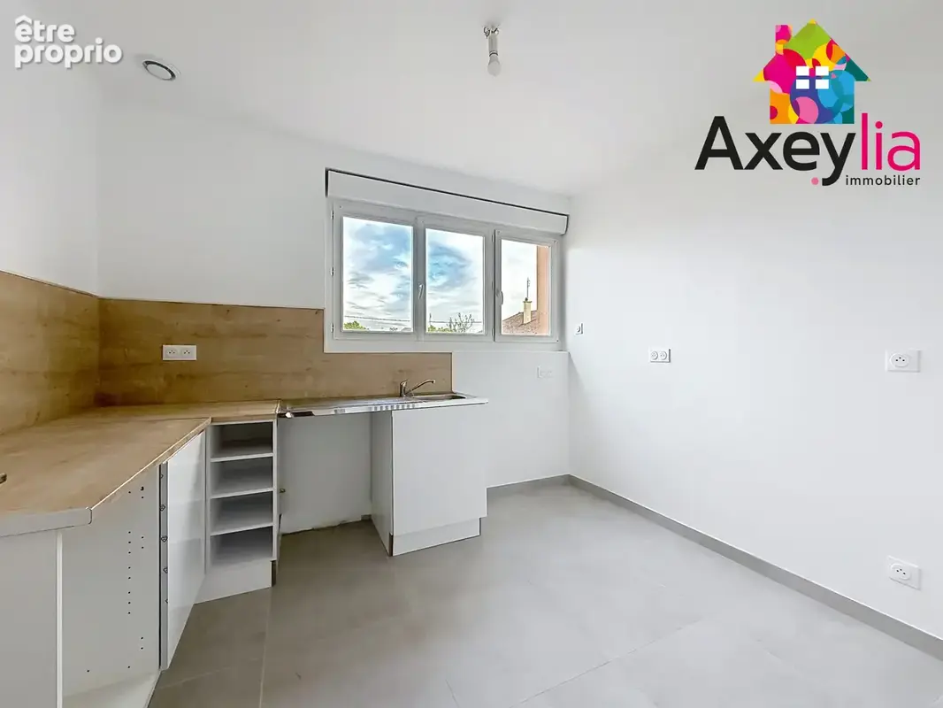 A vendre - mably - maison d'habitation rénovée élevée sur sous-sol avec trois chambres, garage et terrain - photo 3