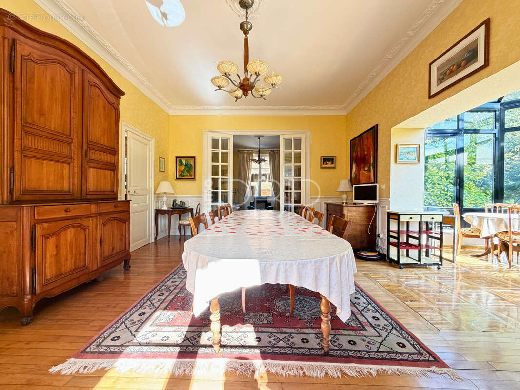 Corps de ferme avec maison T10 individuelle et dépendances - photo 4