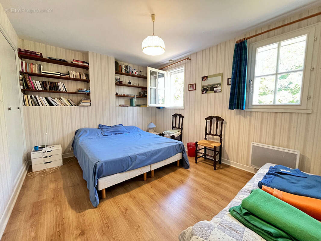 Exclusivité - Maison familiale avec piscine à pied des commerces - photo 13
