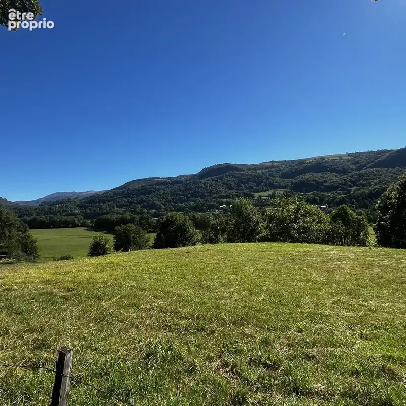 Terrain à VIC-SUR-CERE