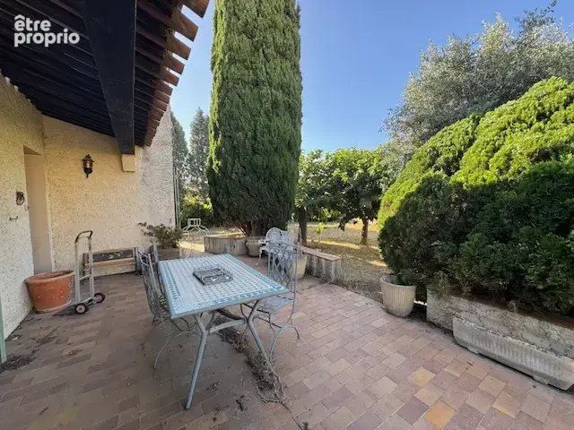 Maison familiale de 205m2 sur un terrain entièrement clos de 2200m2 - photo 3