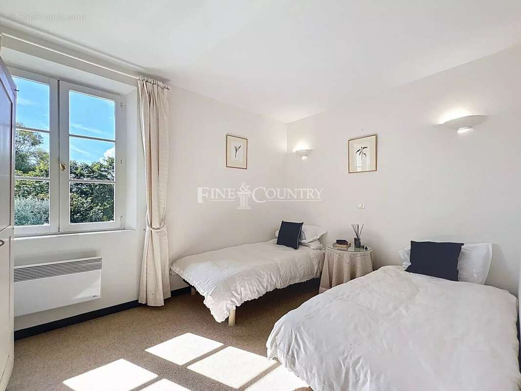 Maison à CHATEAUNEUF-GRASSE