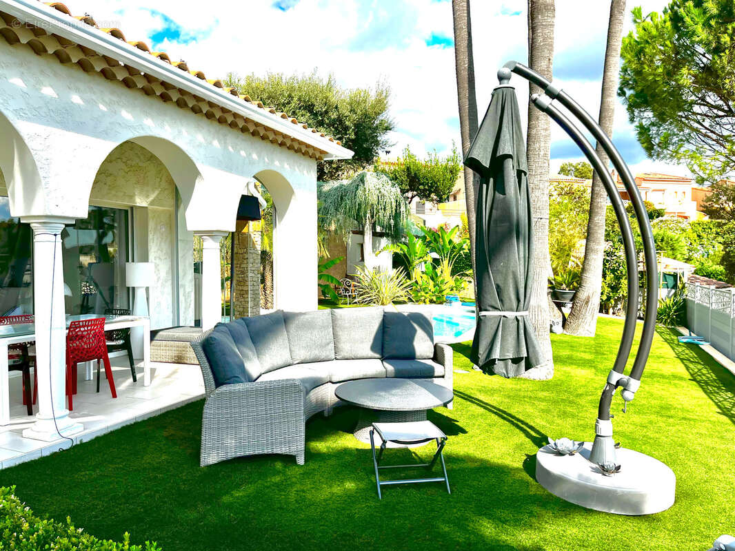 Limite mandelieu ville t4/t5 de 150m2 vue mer panoramique jardin entourant jacuzzi garage - photo 6