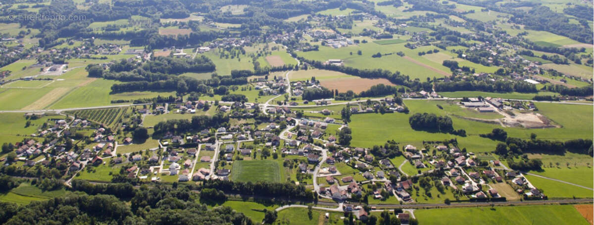 Terrain à PERS-JUSSY