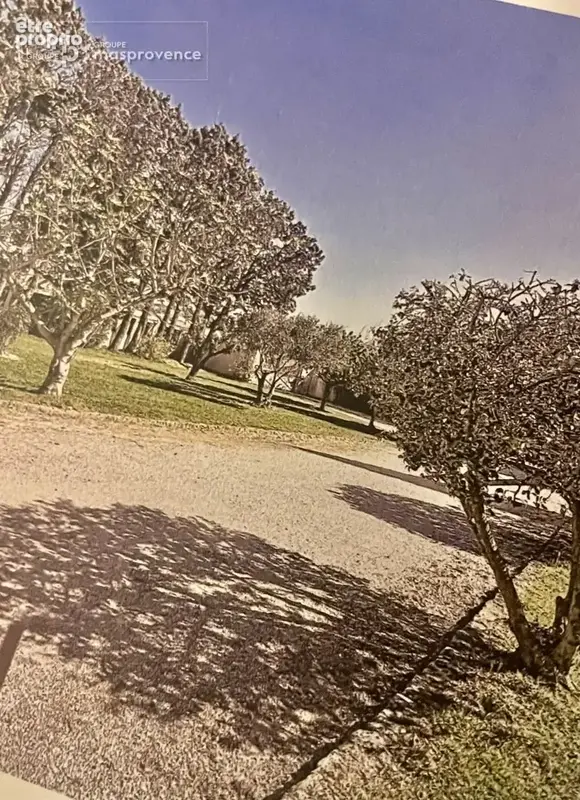 Terrain à bâtir de 500 m² à SENAS (13) - photo 1