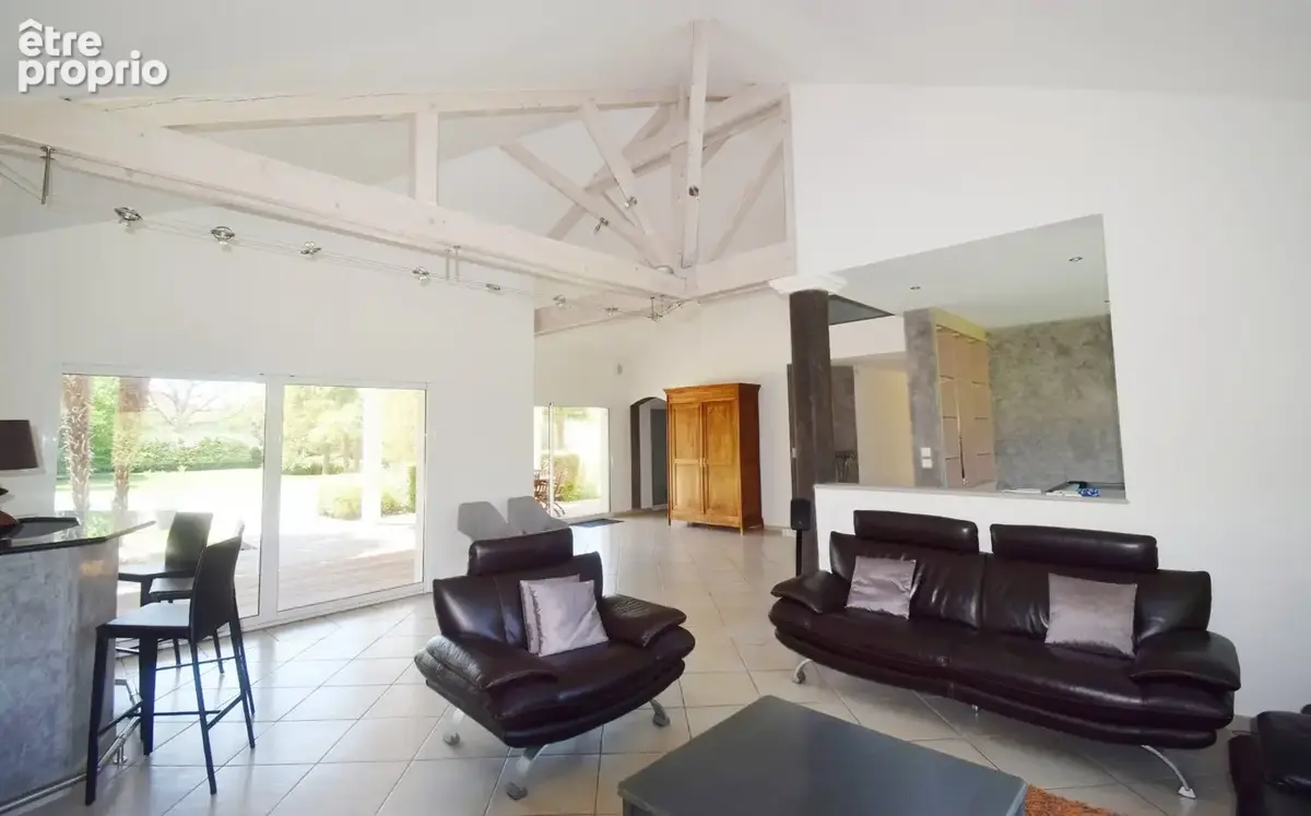 À VENDRE - Maison d'architecte avec piscine, dépendance aménagée et grange sur terrain arboré à 5 minutes de Vichy - photo 4